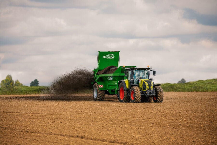 Bunning Widebody HBD Manure Spreader - Spreading cow manure