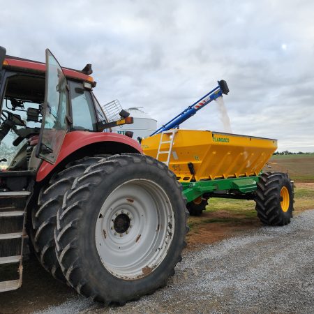 Landaco T110 - Loading with Urea for Variable Rate