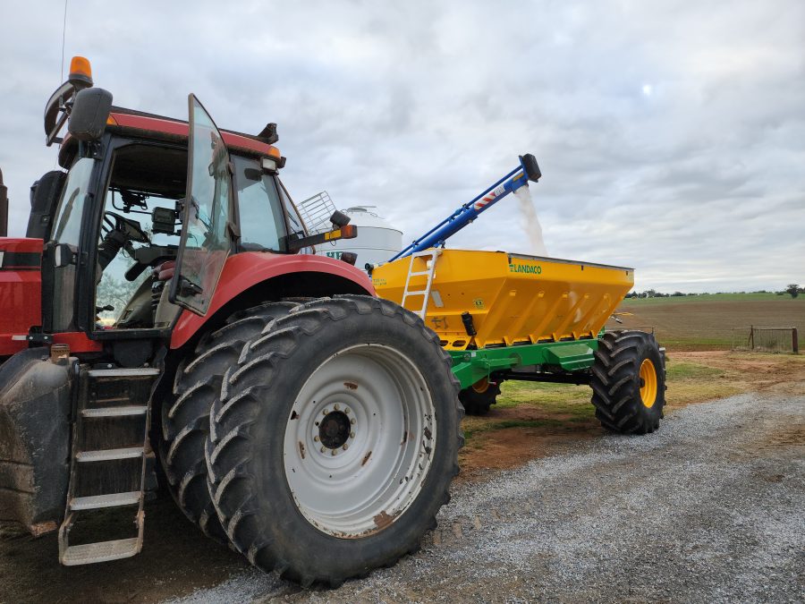Landaco T110 - Loading with Urea for Variable Rate